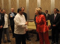 Hillary Clinton Clinton meets Taj chef Hemant Oberoi.