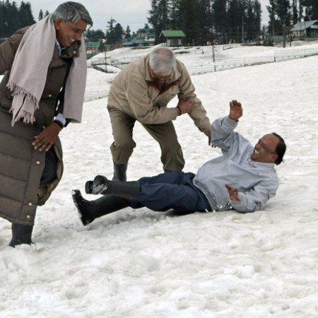 M S Yadav (extreme left) can be seen playing to the hilt - Ye Kashmir Hai !!!