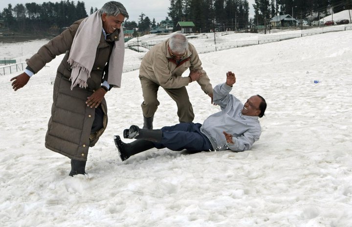 M S Yadav (extreme left) can be seen playing to the hilt - Ye Kashmir Hai !!!