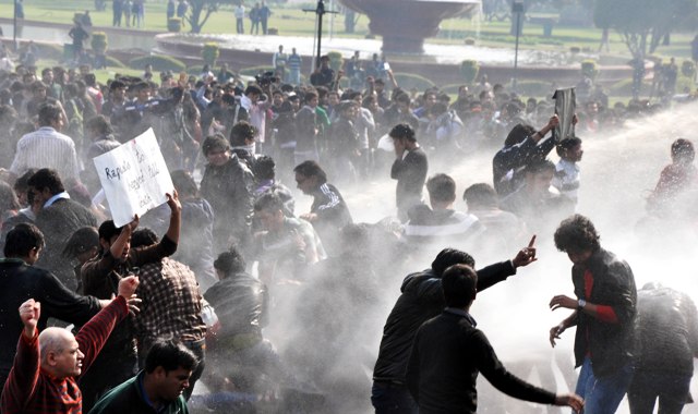 Police uses water cannons to disperse protesters at Vijay Chowk in New Delhi. Photo by B.B.Yadav