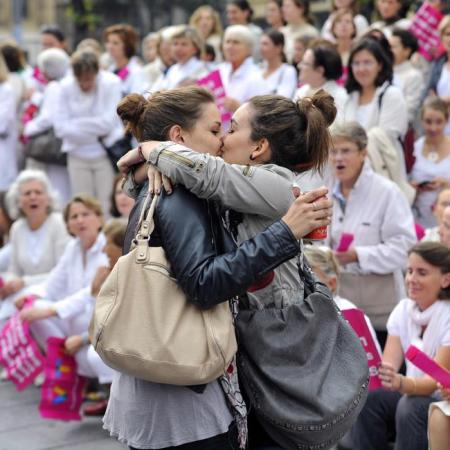 Two women kiss in front of people taking part in a demonstration against gay marriage and adoption on Oct 23 in Marseille, southeastern France. Photo Gerard Julien. On Aug 17, Russia banned gay pride events for a century.